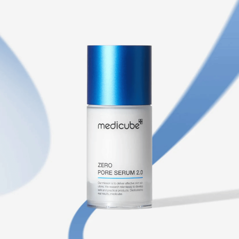 Medicube Zero Pore Serum 2.0 v elegantnom balení s modrým viečkom, efektívne pleťové sérum pre hladšiu pokožku a zmenšenú veľkosť pórov.