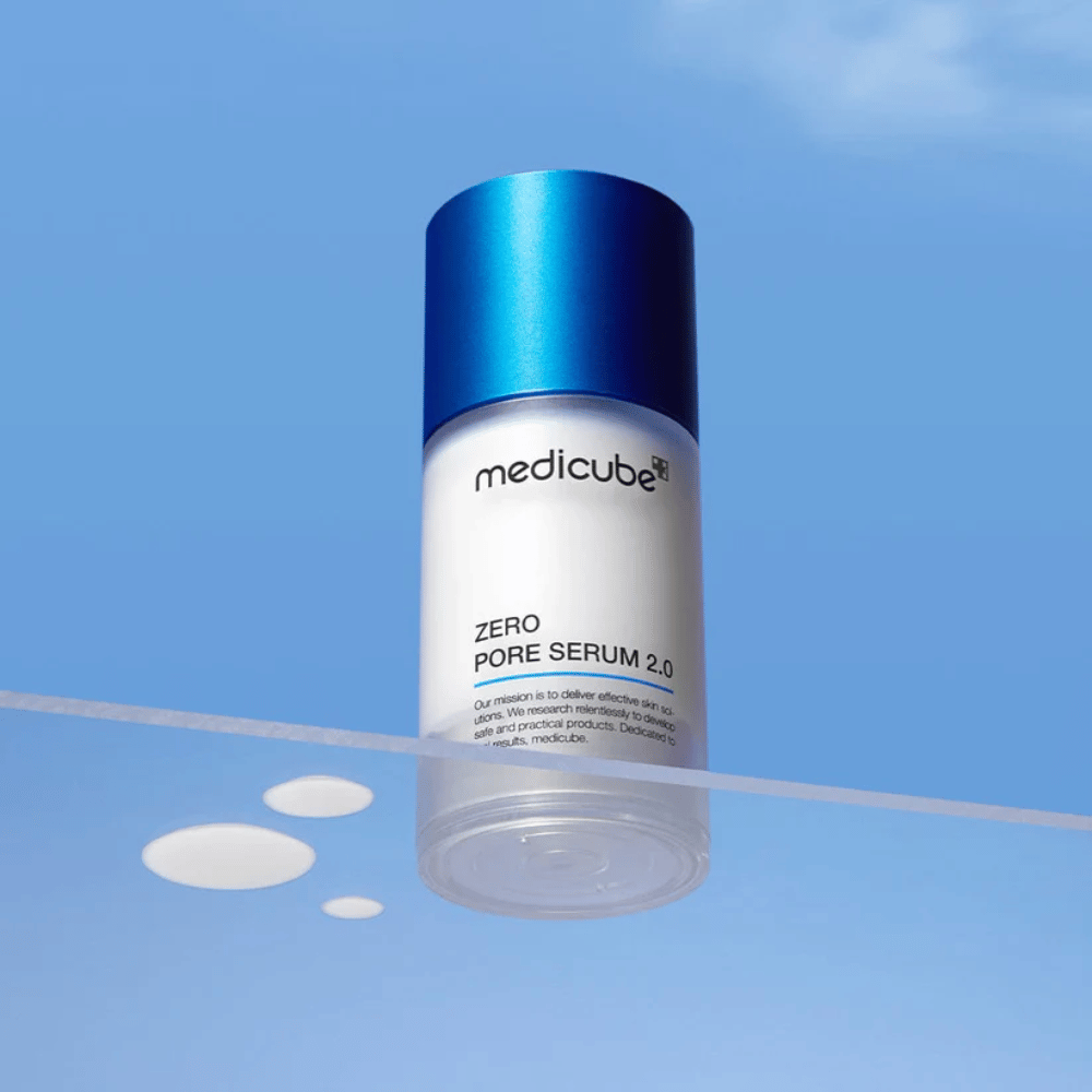 Obrázok produktu Medicube Zero Pore Serum 2.0 na modrom pozadí, sérum na zmenšenie pórov vyvinuté na vyváženie pokožky a zlepšenie štruktúry pokožky.