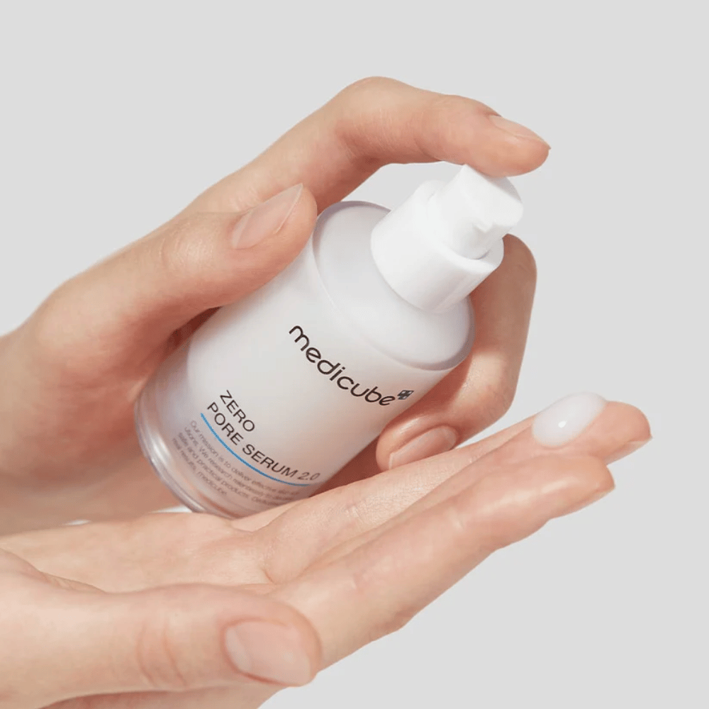 Medicube Zero Pore Serum 2.0 v pumpovacej fľaši dávkovanej do ruky, ľahké sérum, ktoré sa rýchlo vstrebáva a pomáha znižovať viditeľné póry.