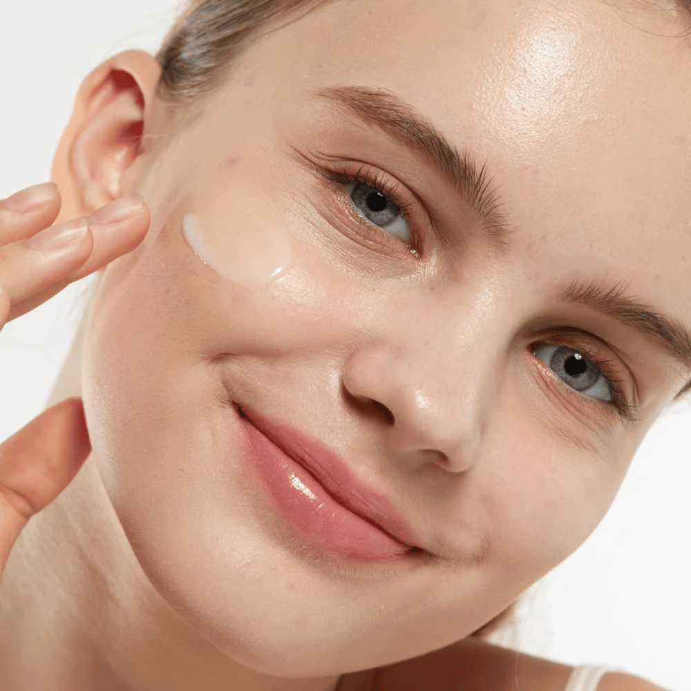 Modelka aplikuje Medicube Zero Pore Serum 2.0 na líce, sérum na zjemnenie pórov, ktoré poskytuje rovnomernejšiu štruktúru pokožky, hydratáciu a prirodzený lesk.