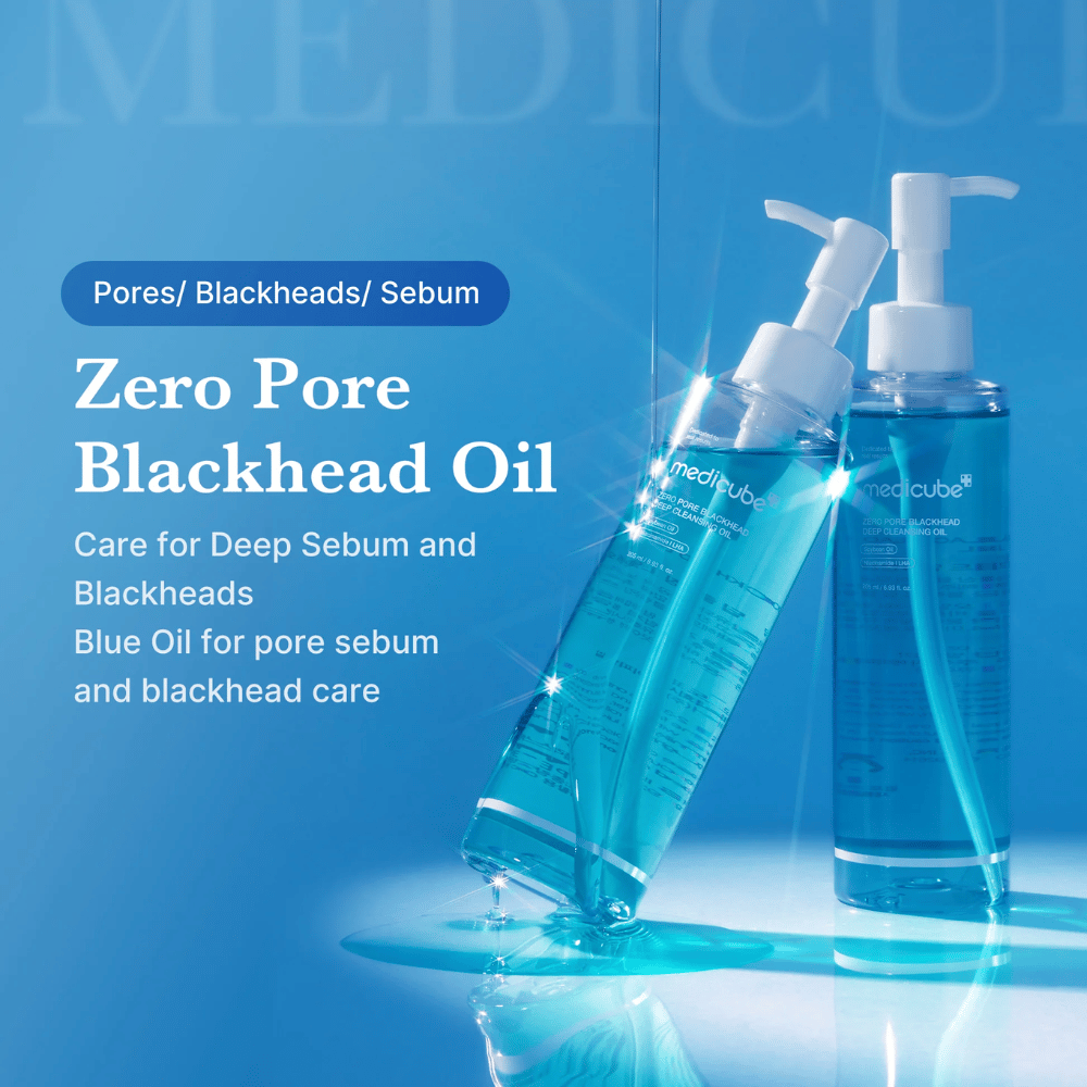 Dve fľaše Medicube Zero Pore Blackhead Deep Cleansing Oil na modrom pozadí s textom, ktorý zdôrazňuje jeho účinok proti pórom, mazu a čiernym bodkám.