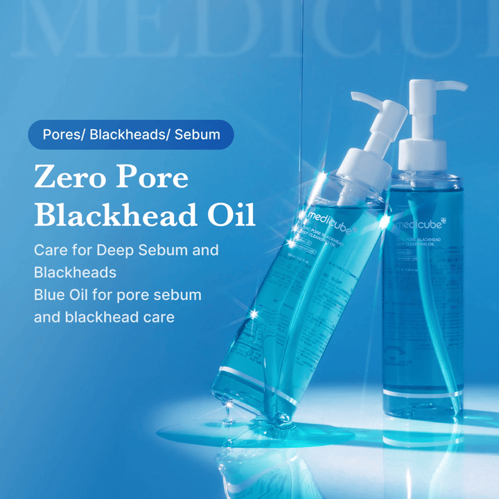 Dve fľaše Medicube Zero Pore Blackhead Deep Cleansing Oil na modrom pozadí s textom, ktorý zdôrazňuje jeho účinok proti pórom, mazu a čiernym bodkám.