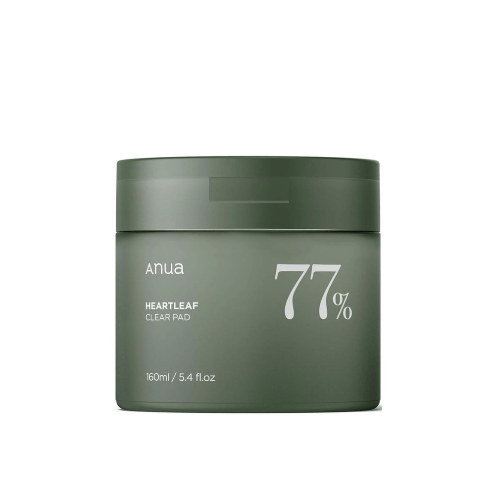 Zelená nádoba s produktom na starostlivosť o pleť Anua Heartleaf Clear Pad, zvýrazňujúca 77% na etikete, proti jednofarebnému pozadiu.