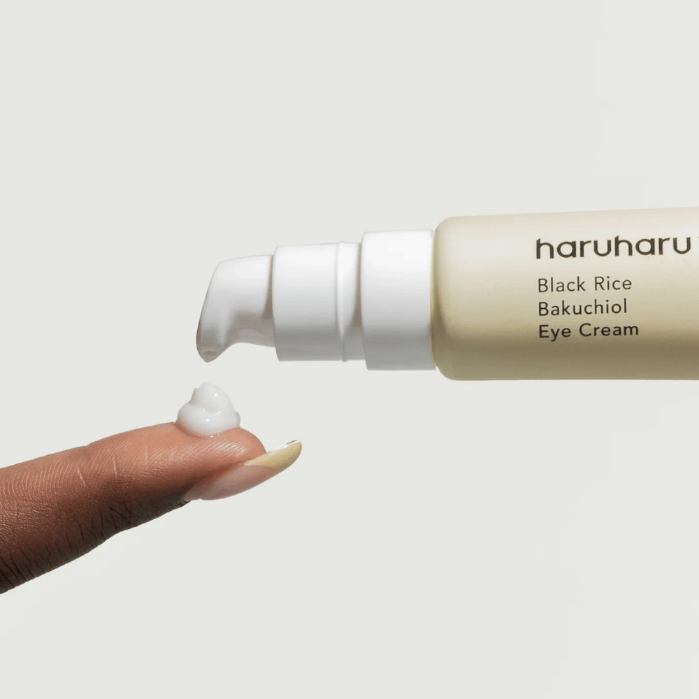 HaruHaru Wonder Black Rice Bakuchiol Eye Cream – detailný záber na pumpu, ktorá dávkuje krém na konček prsta, ukazuje konzistenciu pre hydratáciu a proti starnutiu.