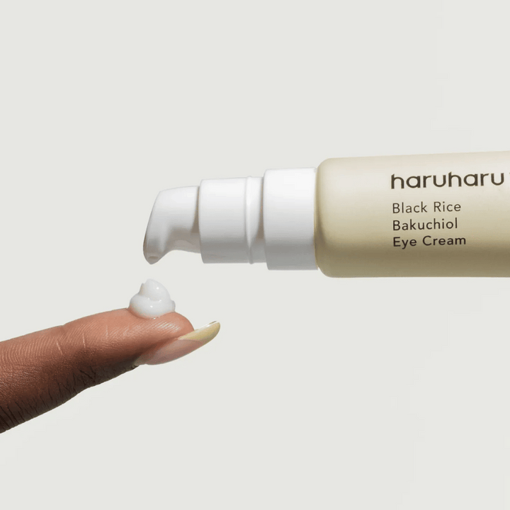 HaruHaru Wonder Black Rice Bakuchiol Eye Cream – detailný záber na pumpu, ktorá dávkuje krém na konček prsta, ukazuje konzistenciu pre hydratáciu a proti starnutiu.