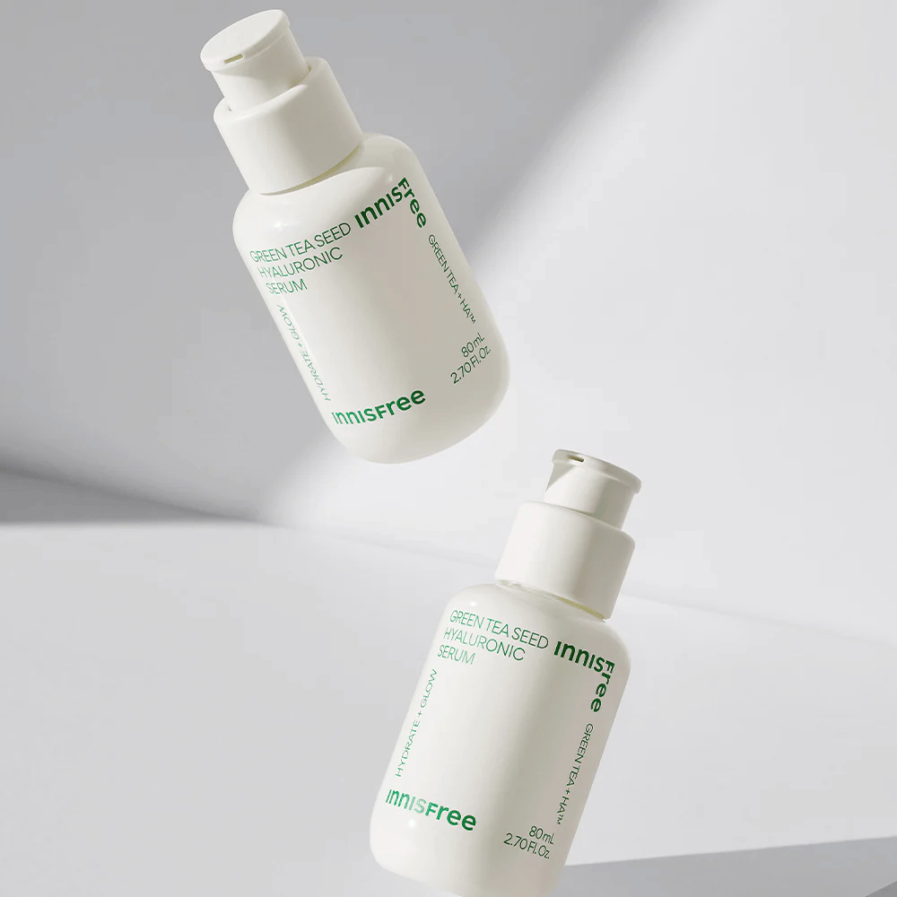 Fľaša Innisfree Green Tea Seed Hyaluronic Serum 80ml na bielom povrchu.