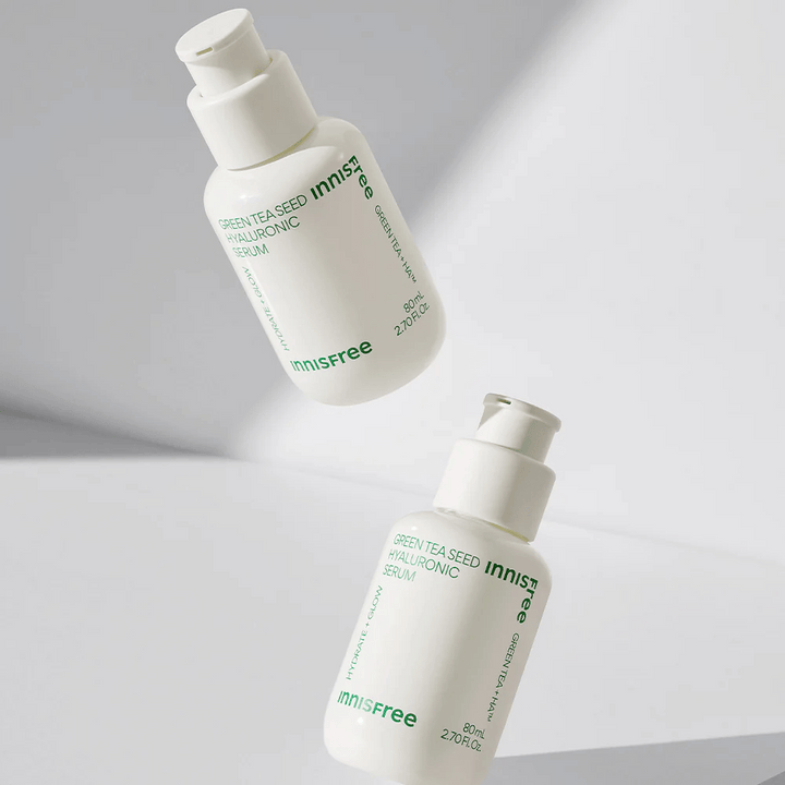 Fľaša Innisfree Green Tea Seed Hyaluronic Serum 80ml na bielom povrchu.