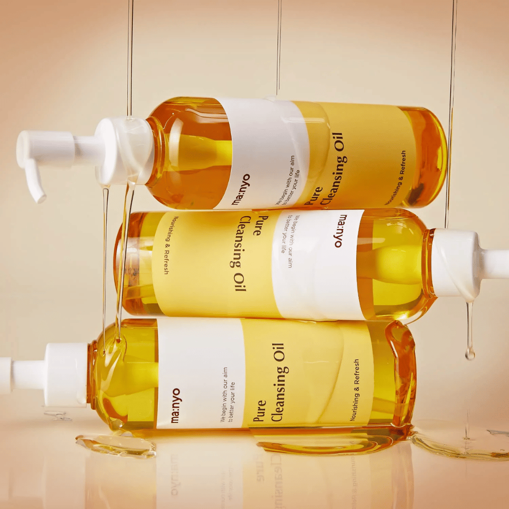 Tri fľaše ma:nyo Pure Cleansing Oil 200ml naukladané na starostlivosť o pleť a odstránenie make-upu.