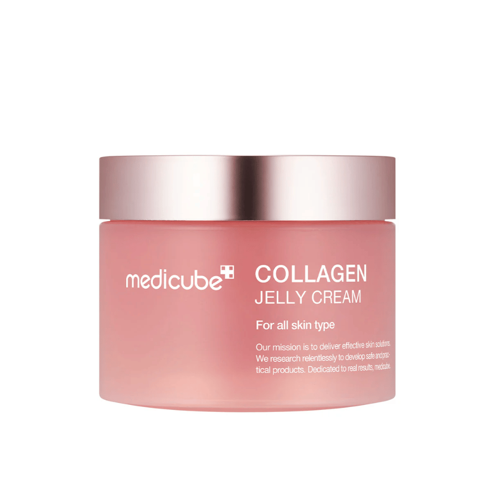 Medicube Collagen Jelly Cream v ružovej nádobe so strieborným viečkom. Produkt je navrhnutý pre všetky typy pleti a sľubuje efektívnu starostlivosť o pleť so zameraním na kolagén, aby zlepšil elasticitu a hydratáciu pokožky.
