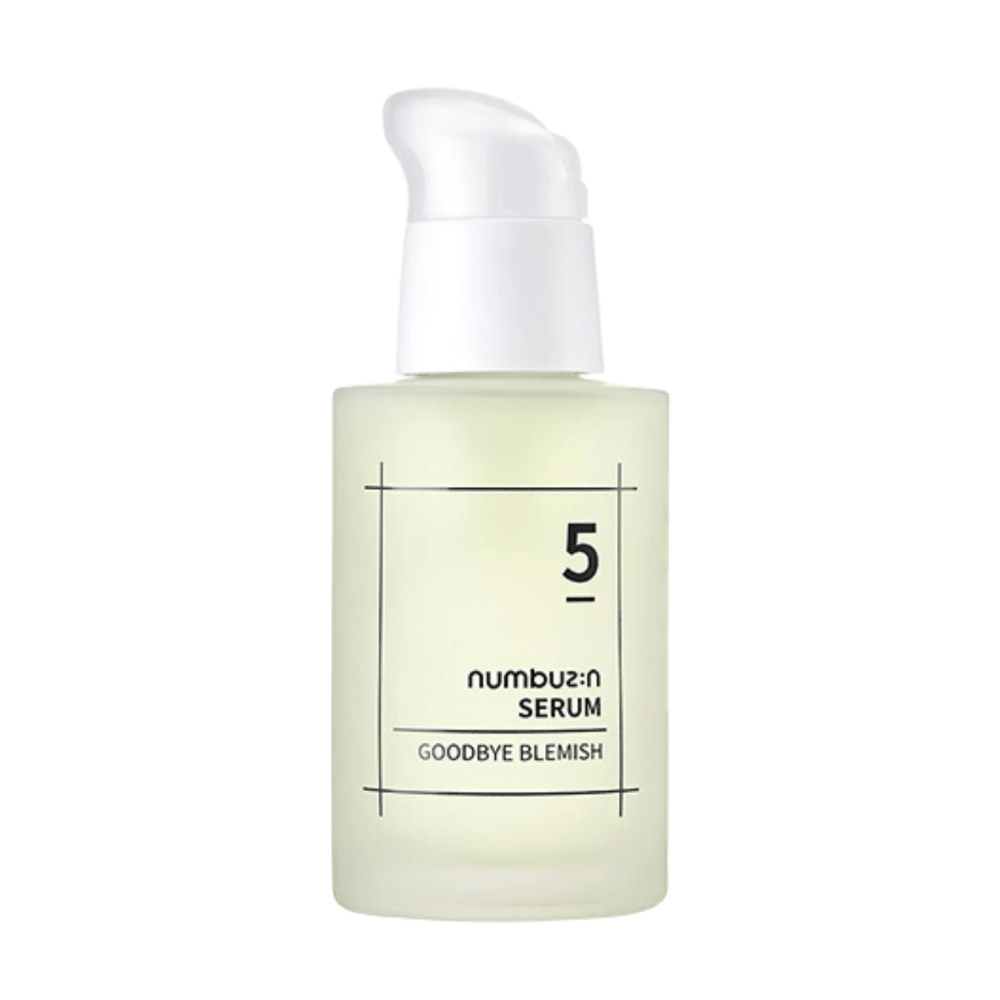 Fľaša No.5 Goodbye Blemish Serum 50ml od numbuzin na bielom pozadí.