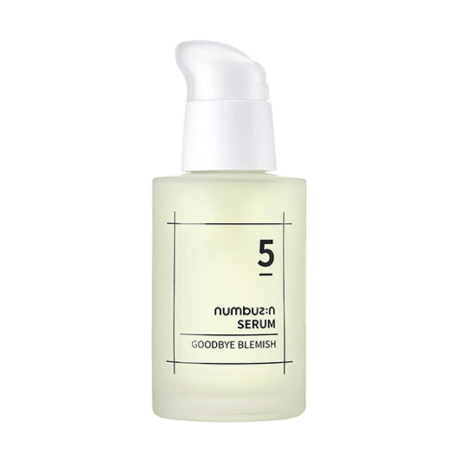 Fľaša No.5 Goodbye Blemish Serum 50ml od numbuzin na bielom pozadí.