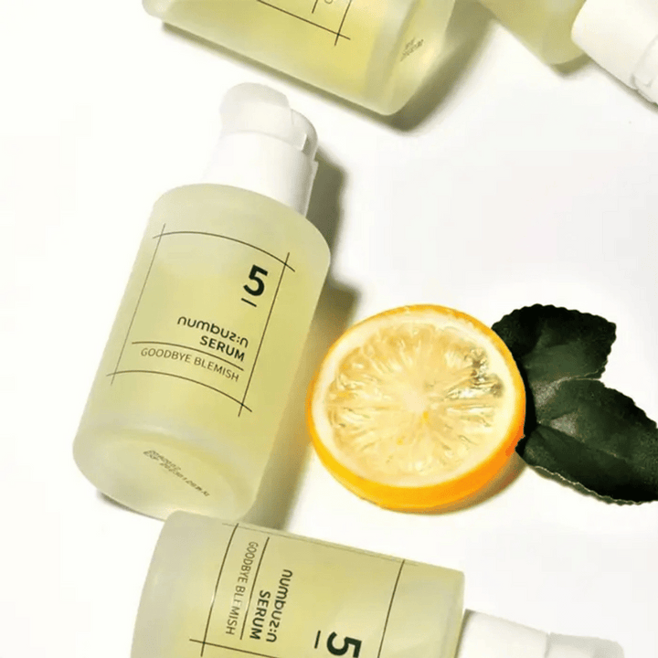 Päť fliaš numbuzin No.5 Goodbye Blemish Serum 50ml s citrónmi a listami zameranými na škvrny a jazvy po akné.