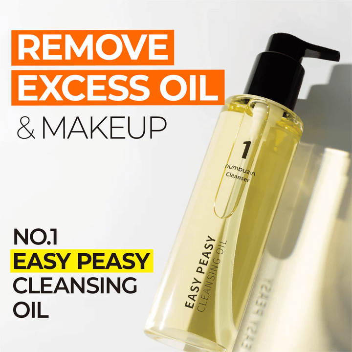 Fľaša s Numbuzin No.1 Easy Peasy Cleansing Oil na bielom pozadí, text „Odstráňte prebytočný olej a make-up“ je viditeľný vedľa.