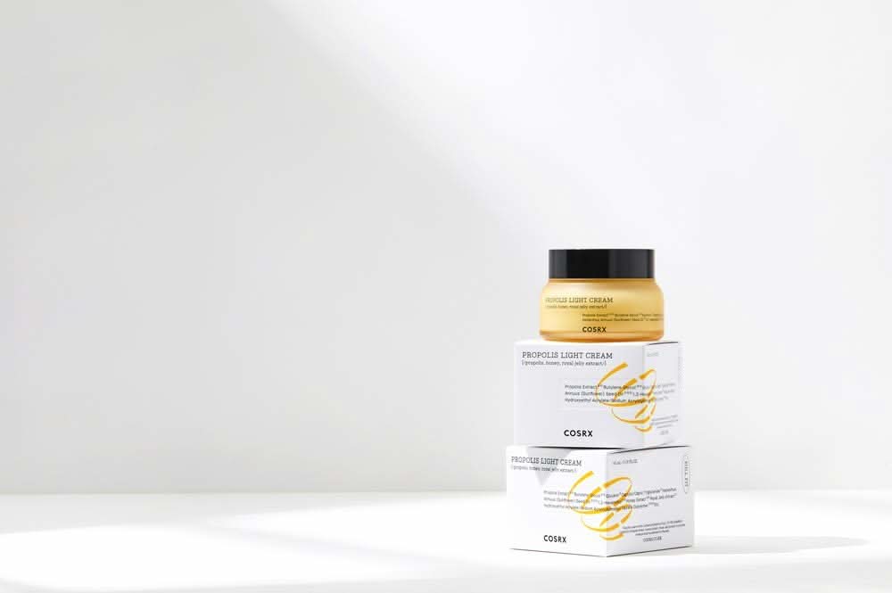 Zväzok krabíc COSRX Full Fit Propolis Light Cream 65 ml.