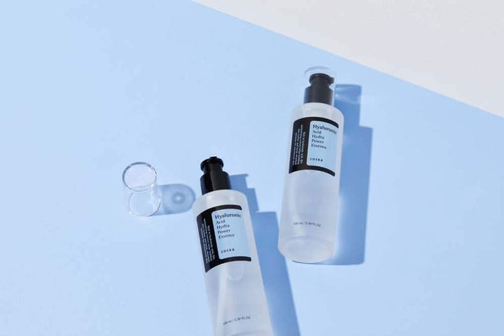 COSRX Hyaluronic Acid Hydra Power Essence 100ml poskytuje hydratačné výhody na modrom povrchu.