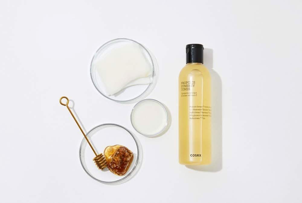 Fľaša COSRX Full Fit Propolis Synergy Toner 150ml s protizápalovými a antibakteriálnymi účinkami, umiestnená na bielom povrchu.