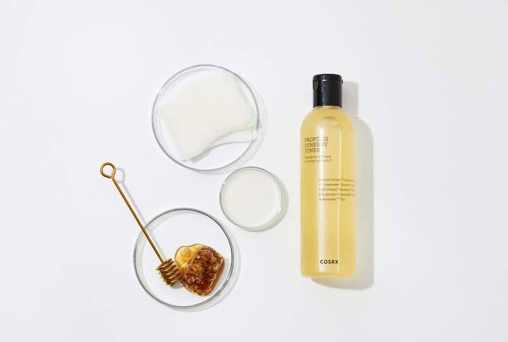 Fľaša COSRX Full Fit Propolis Synergy Toner 150ml s protizápalovými a antibakteriálnymi účinkami, umiestnená na bielom povrchu.