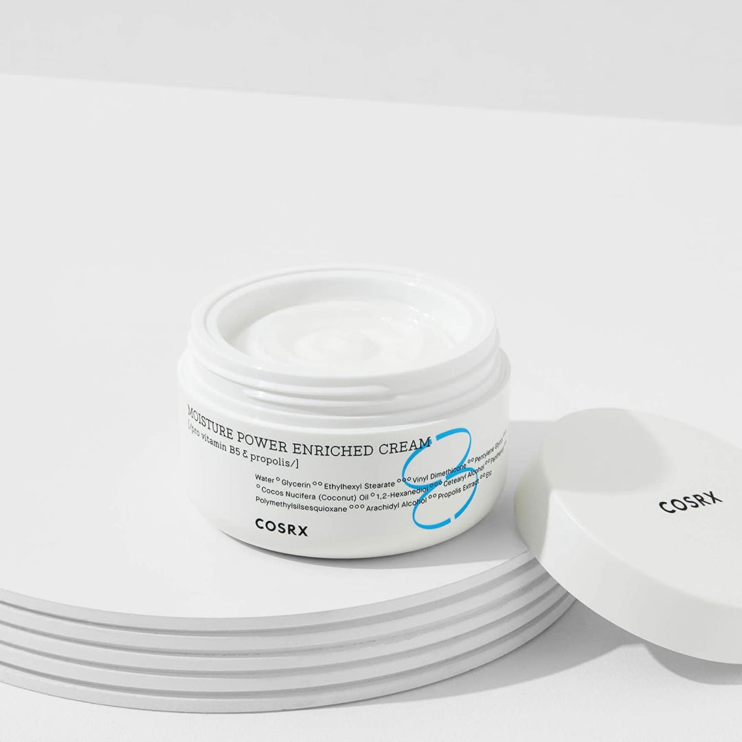 Nádobka COSRX Moisture Power Enriched Cream 50ml, ktorá sedí na stole.