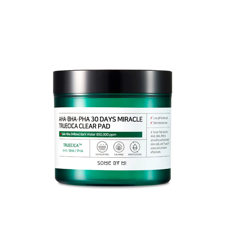 Biela nádoba so zeleným viečkom naplnená Some By Mi's AHA, BHA, PHA 30 Days Miracle Truecica Clear Pad 70 ks na boj proti akné.