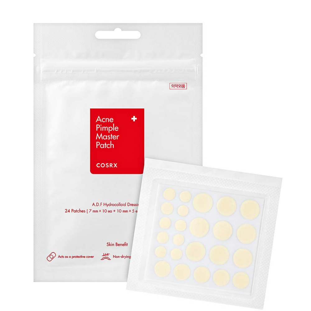 Biely balíček s bielou nálepkou, s COSRX Acne Pimple Master Patch (1 balenie x 24 náplastí) na liečbu akné a pupienkov pomocou hydrokoloidnej technológie.