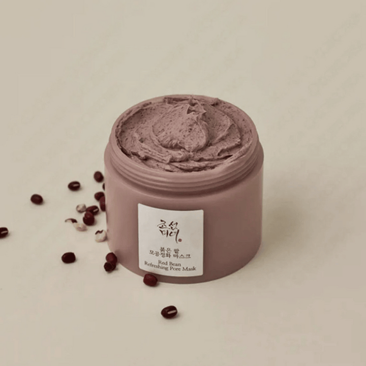 Pohár Red Bean Refreshing Pore Mask 140ml od Beauty of Joseon s čiernou maskou.
