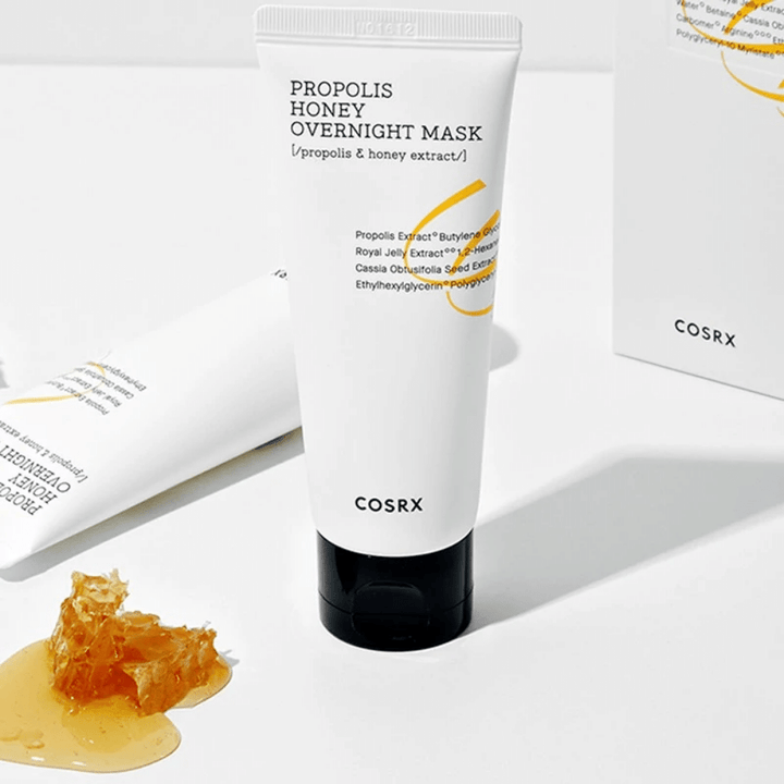 Krabica Full Fit Propolis Honey Overnight Mask 60 ml od COSRX s fľašou medu vedľa, s propolisovým extraktom.