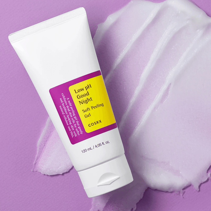 Tuba COSRX Low pH Good Night Soft Peeling Gel 120ml na fialovom pozadí.