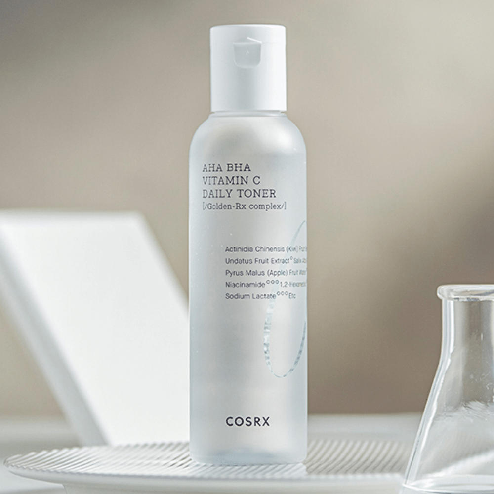 Fľaša COSRX Refresh AHA BHA Vitamin C Daily Toner 150ml, ktorá sedí na bielej doske.
