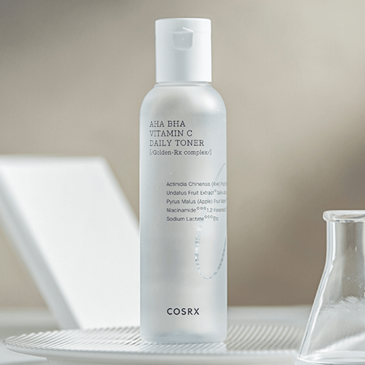 Fľaša COSRX Refresh AHA BHA Vitamin C Daily Toner 150ml, ktorá sedí na bielej doske.