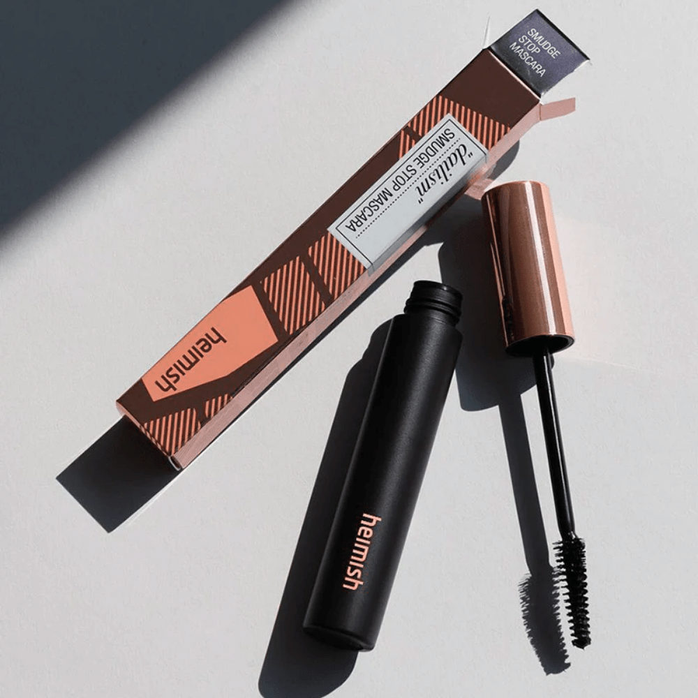 Tuba heimish Dailism Smudge Stop Mascara 9g na bielom povrchu.