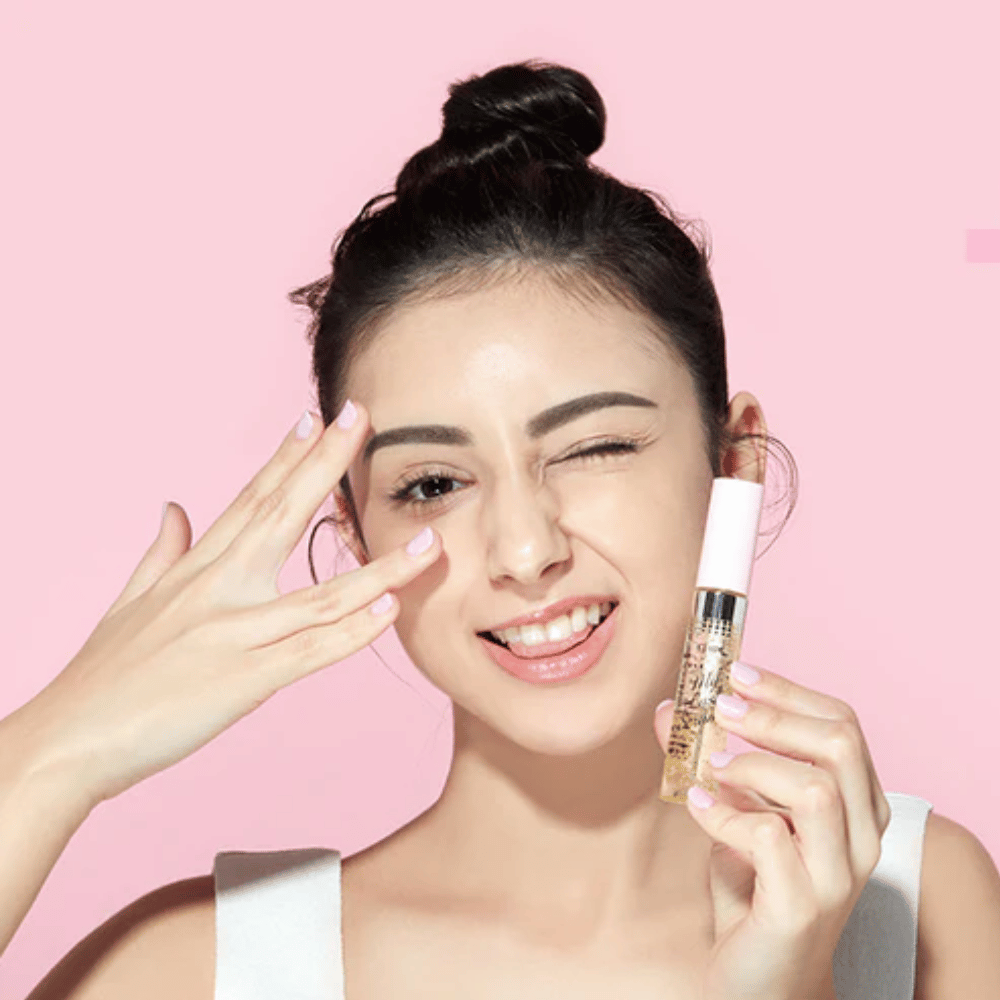 Žena drží fľašu ETUDE My Lash Serum 9g pri tvári na posilnenie rias.