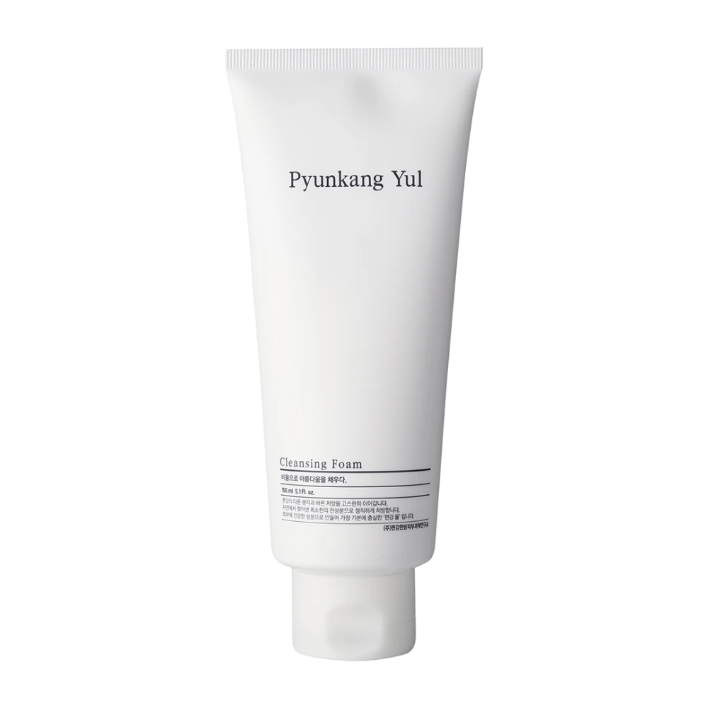 Tuba Pyunkang Yul Cleansing Foam 150ml, na bielom pozadí.