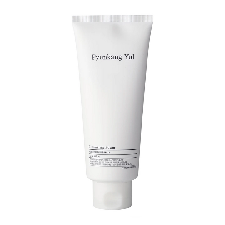 Tuba Pyunkang Yul Cleansing Foam 150ml, na bielom pozadí.