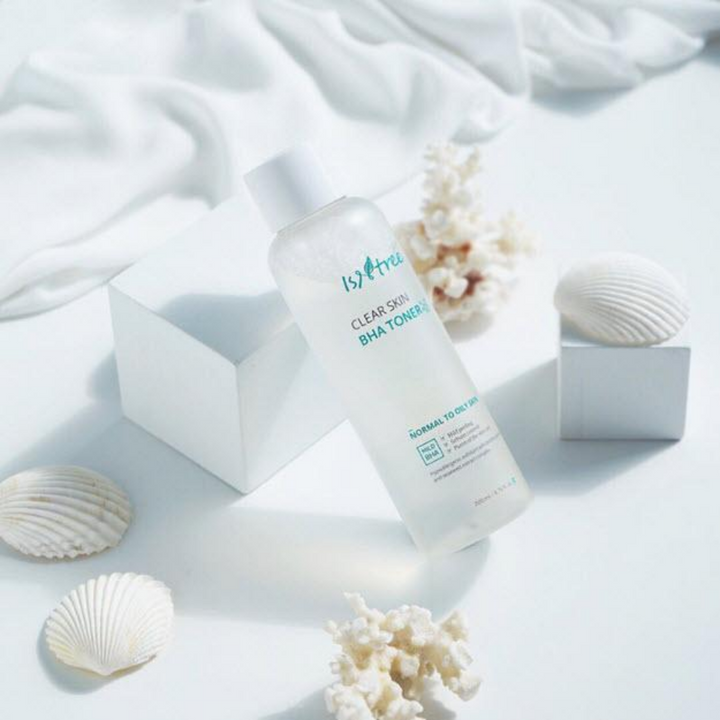 Fľaša Clear Skin BHA Toner 200ml od Isntree s mušľami a mušľami na bielom pozadí, obohatená o komplex extraktu z morských rias.