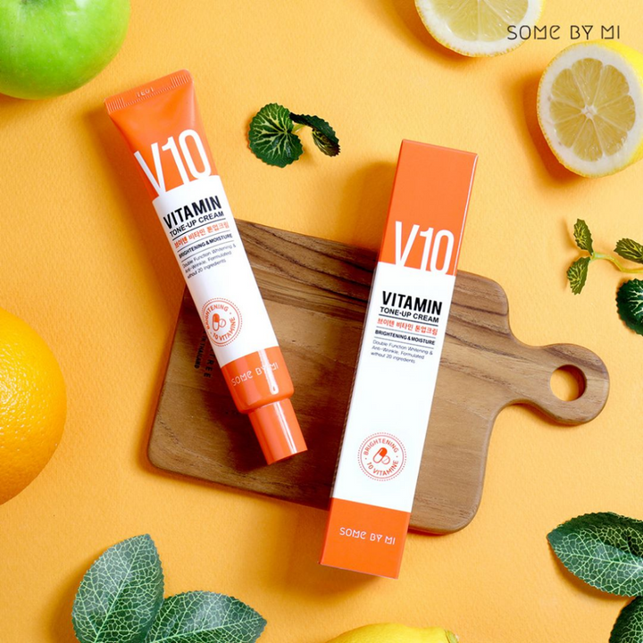 SOME BY MI V10 Vitamin Tone-Up Cream 50ml na doske na krájanie s pomarančmi a citrónmi, pokožka.