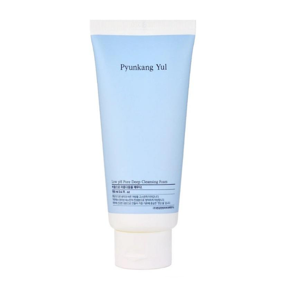 Tuba Pyunkang Yul Low pH Pore Deep Cleansing Foam 100ml na čistenie pleti na bielom pozadí.