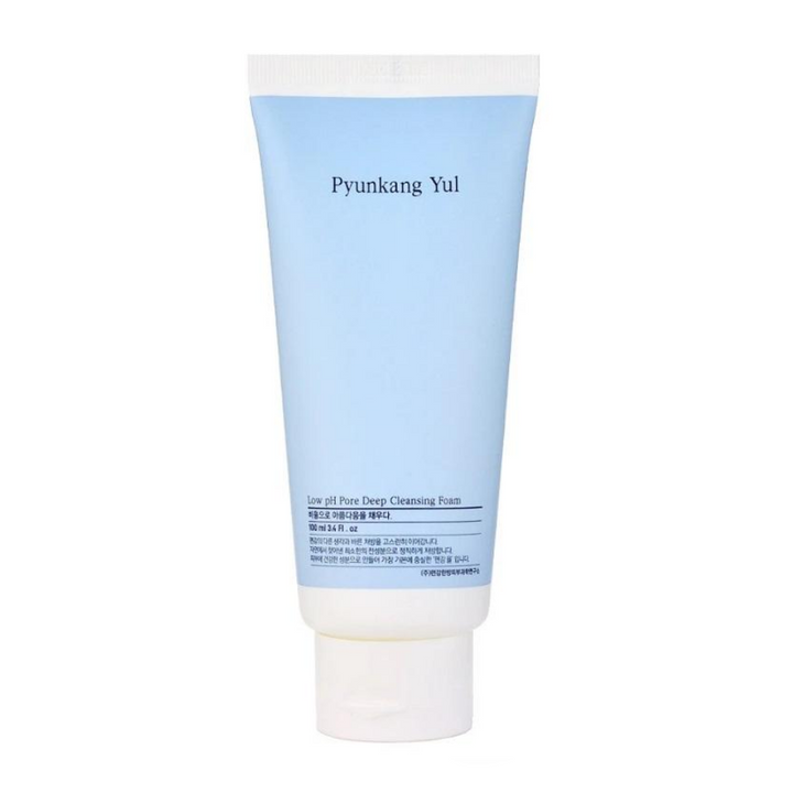 Tuba Pyunkang Yul Low pH Pore Deep Cleansing Foam 100ml na čistenie pleti na bielom pozadí.