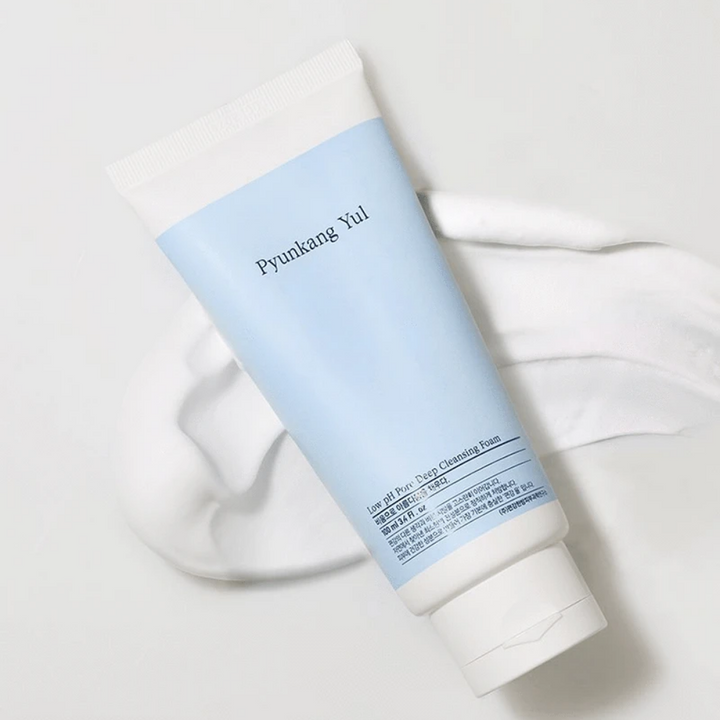Tuba bielej Pyunkang Yul Low pH Pore Deep Cleansing Foam 100ml na bielom povrchu.