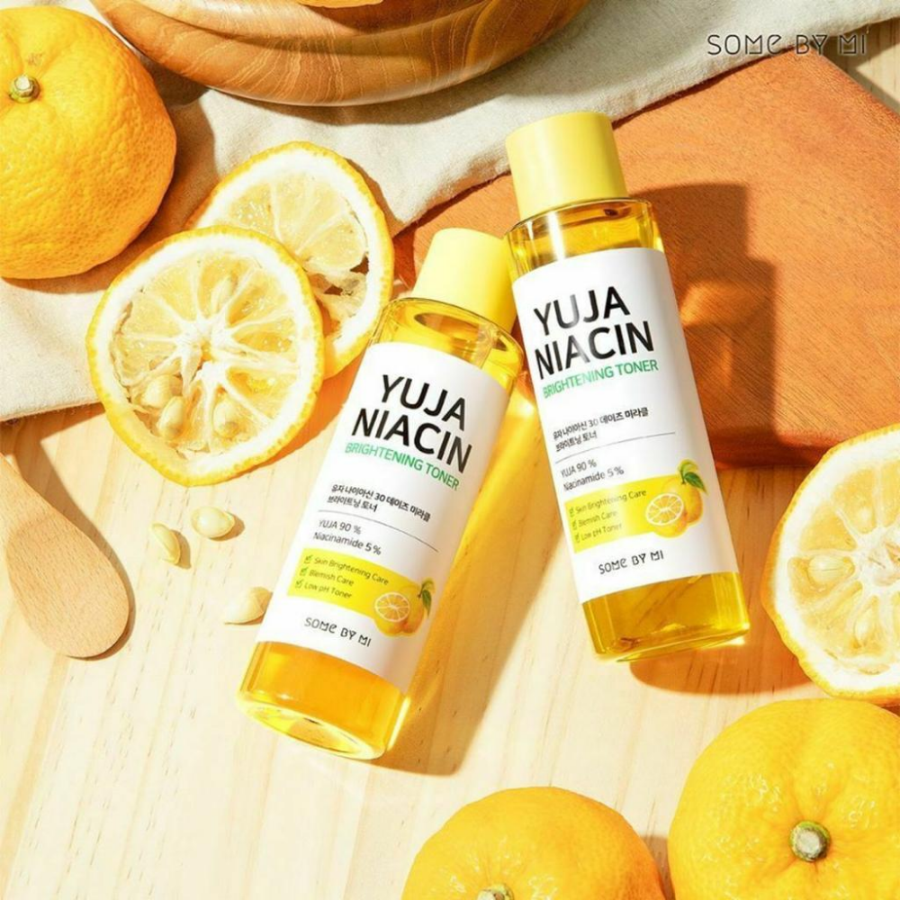 Dve fľaše SOME BY MI Yuja Niacin 30 Days Miracle Brightening Toner 150ml na drevenom stole.