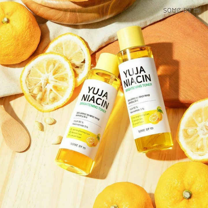 Dve fľaše SOME BY MI Yuja Niacin 30 Days Miracle Brightening Toner 150ml na drevenom stole.