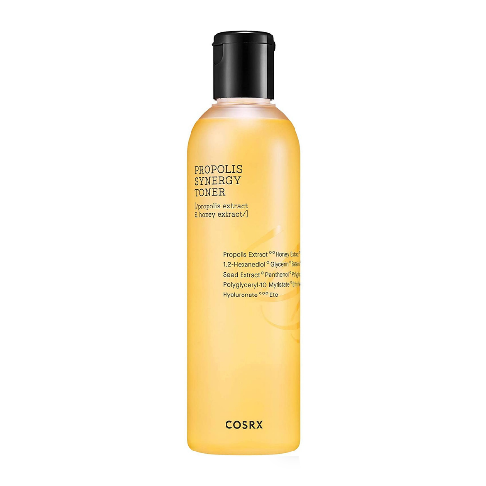 Fľaša COSRX Full Fit Propolis Synergy Toner 150ml s protizápalovými a antibakteriálnymi účinkami na bielom pozadí.