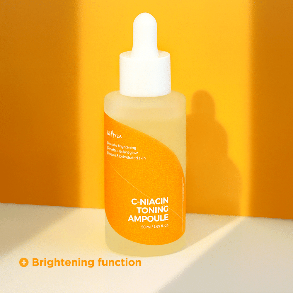 Fľaša Isntree C-Niacin Toning Ampoule 50ml s rozjasňujúcimi vlastnosťami ampulky na žltom pozadí.