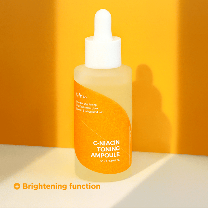 Fľaša Isntree C-Niacin Toning Ampoule 50ml s rozjasňujúcimi vlastnosťami ampulky na žltom pozadí.