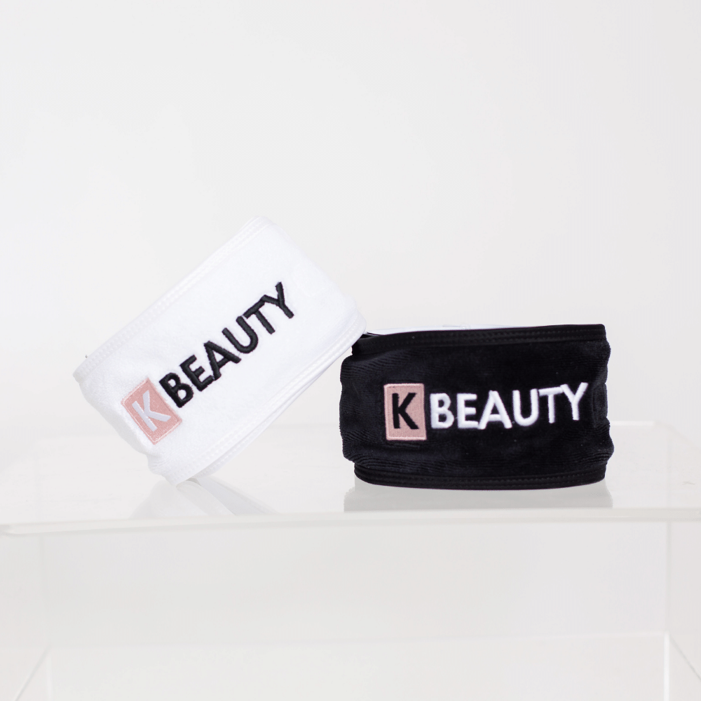 Dve K-Beauty Makeup čelenky so slovom "krása" na nich.