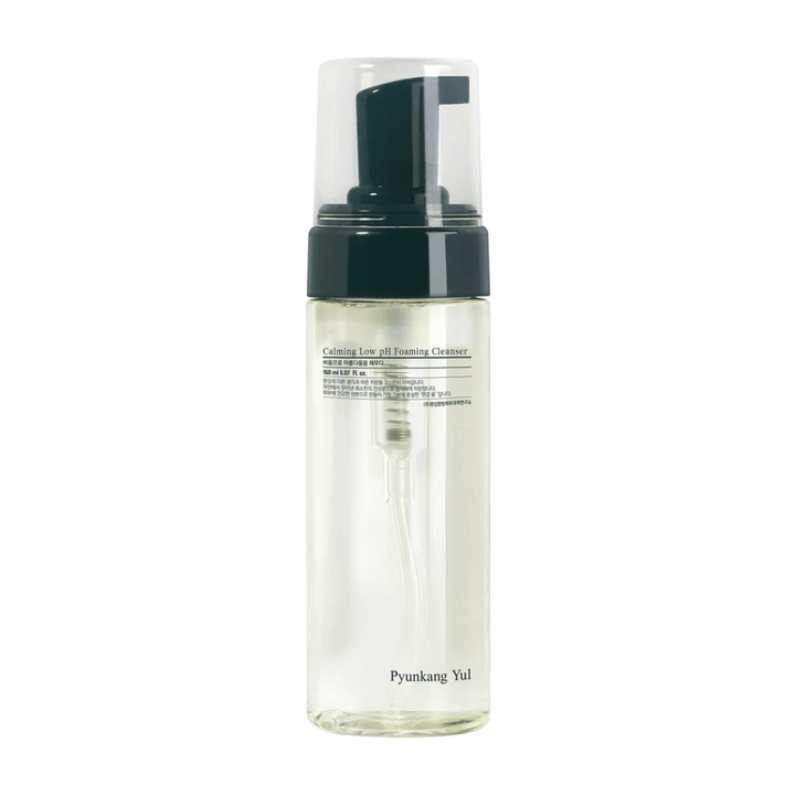 Fľaša Pyunkang Yul Calming Low pH Foaming Cleanser 150ml na bielom pozadí.