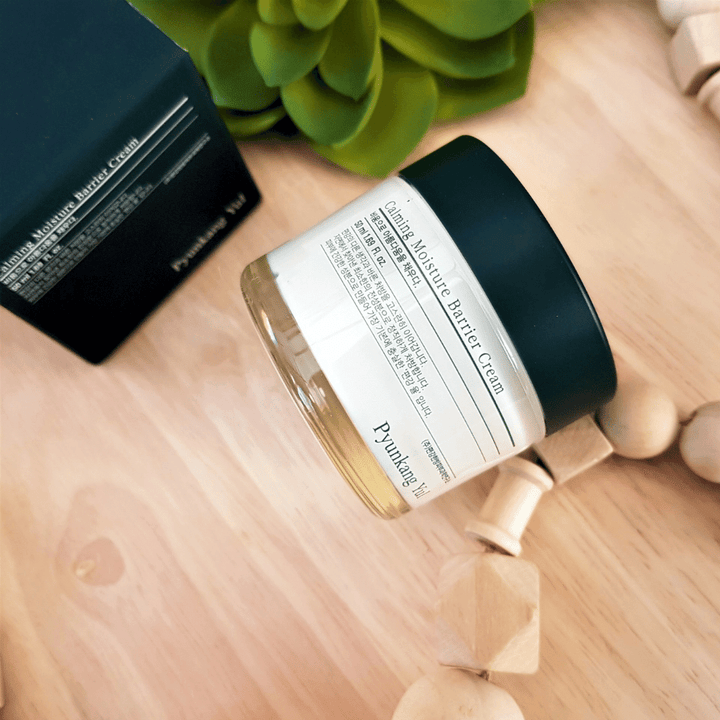 Nádoba Pyunkang Yul Calming Moisture Barrier Cream 50ml, ktorá je položená na drevenom stole.