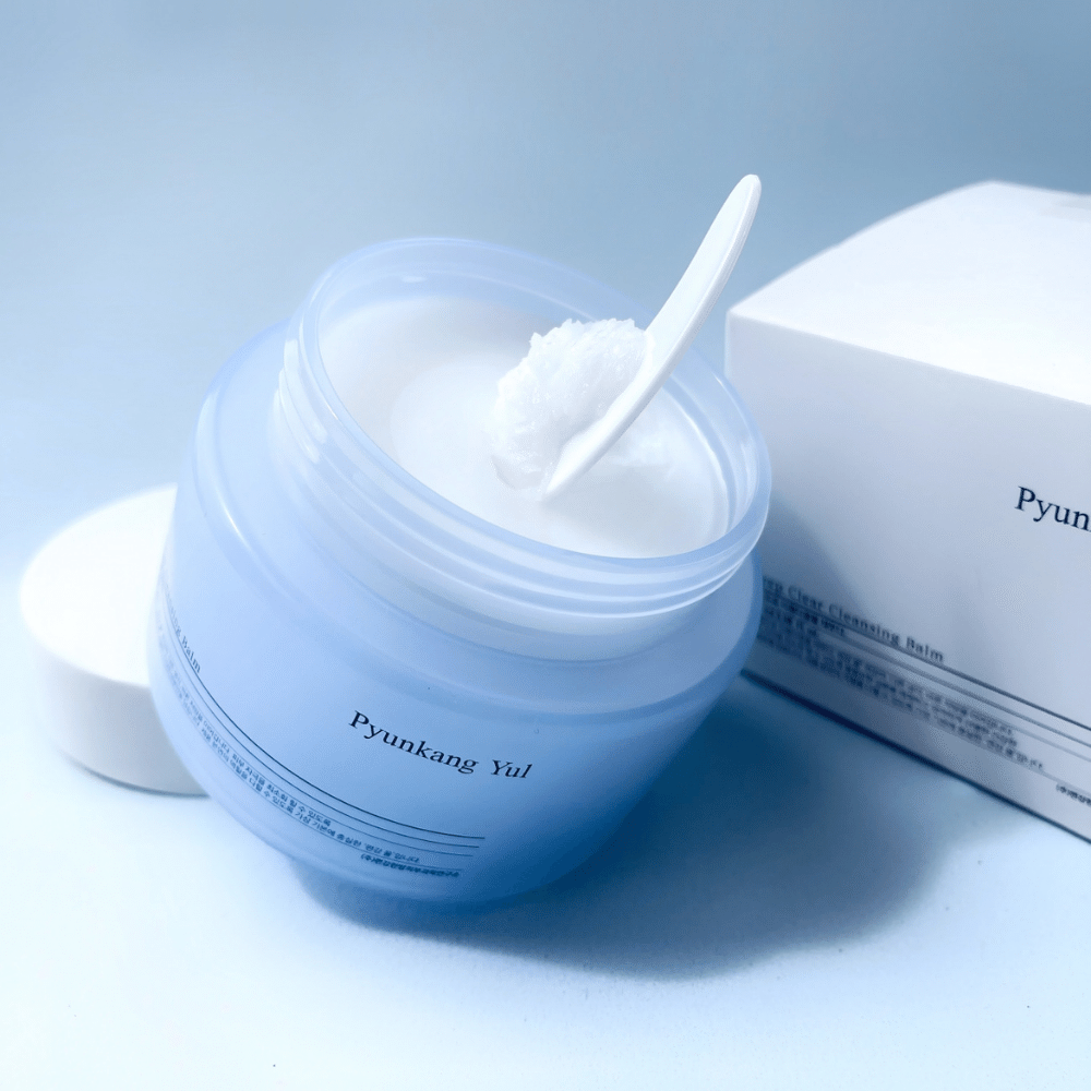 Pohár Pyunkang Yul Deep Clear Cleansing Balm 100ml s lyžičkou vedľa.