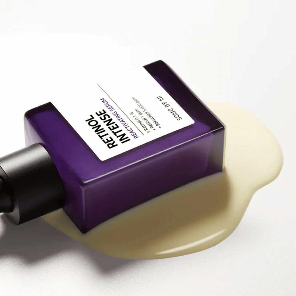 Fľaša SOME BY MI Retinol Intense Reactivating Serum 30ml, ktorá je položená na bielej ploche.