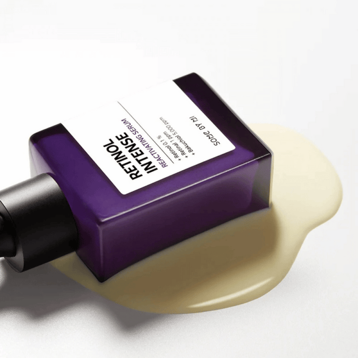 Fľaša SOME BY MI Retinol Intense Reactivating Serum 30ml, ktorá je položená na bielej ploche.