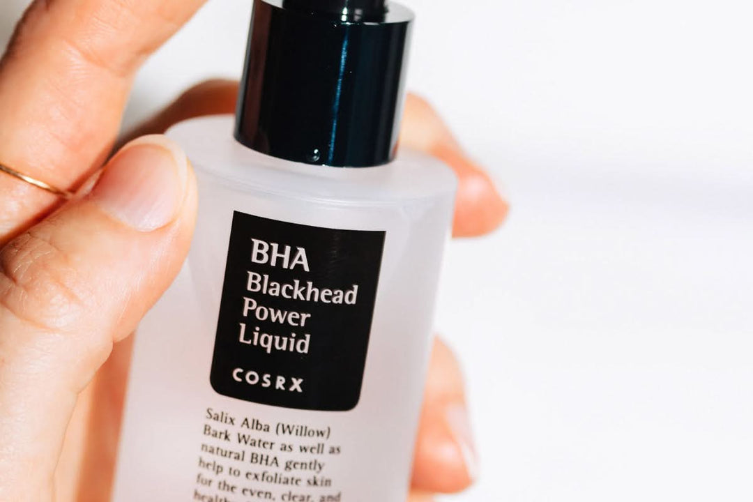 Osoba, ktorá ukazuje COSRX BHA Blackhead Power Liquid 100ml, riešenie na čierne bodky (čierne bodky) z K-beauty.